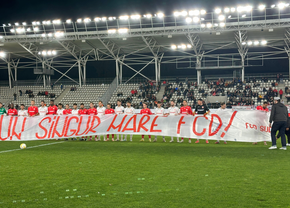 Fotbaliștii de la CS și FC Dinamo au afișat împreună mesajul galeriei + A fost primit ca un erou de „câini”