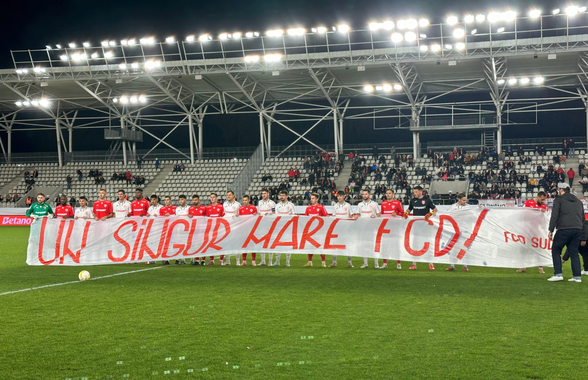 Fotbaliștii de la CS și FC Dinamo au afișat împreună mesajul galeriei + A fost primit ca un erou de „câini”