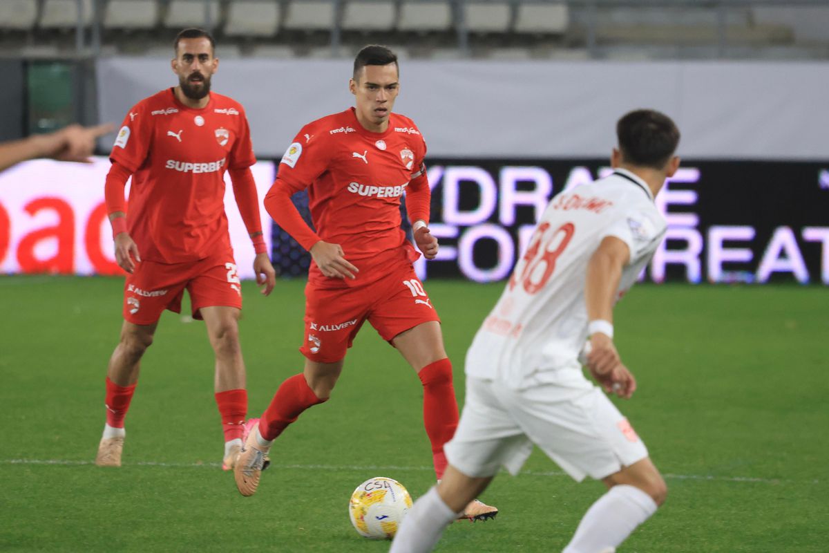 Fotbaliștii de la CS și FC Dinamo au afișat împreună mesajul galeriei + A fost primit ca un erou de „câini”