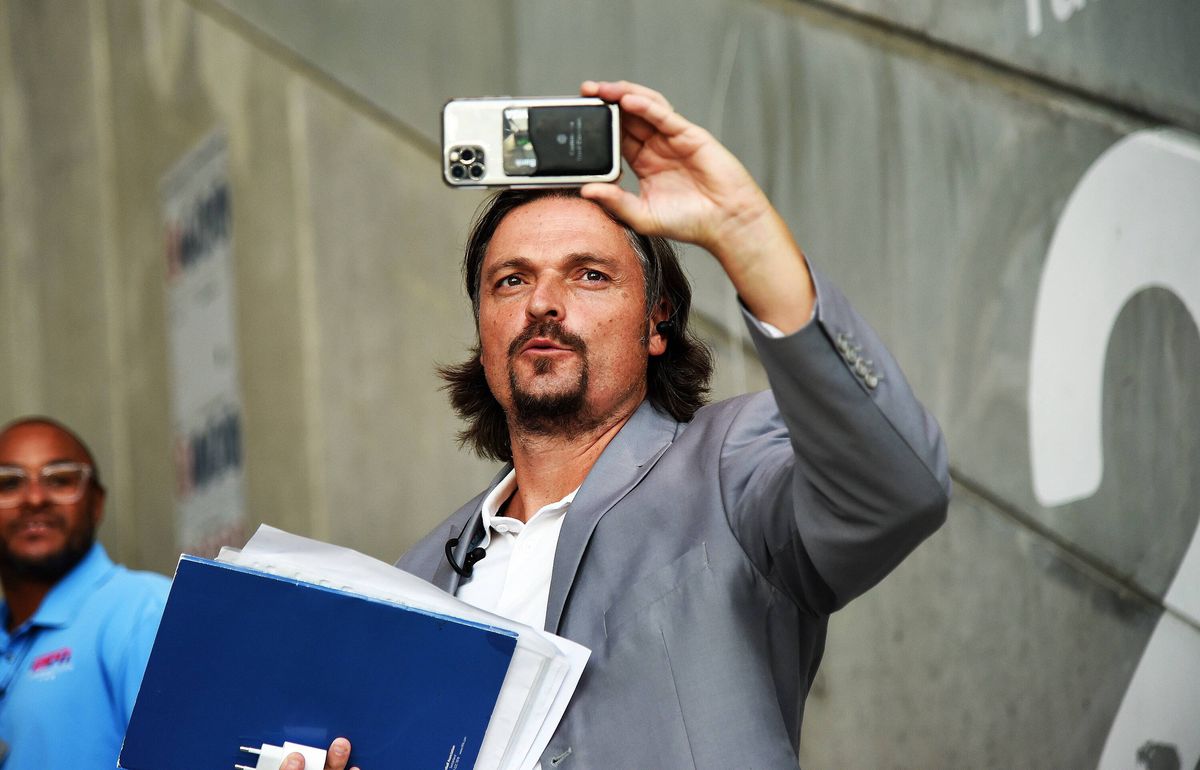 A furat un pinguin, a fost închis 101 zile și „a murit” de 3 ori pe teren » „Cel mai nebun om din fotbal”, angajat acum să ridice echipa