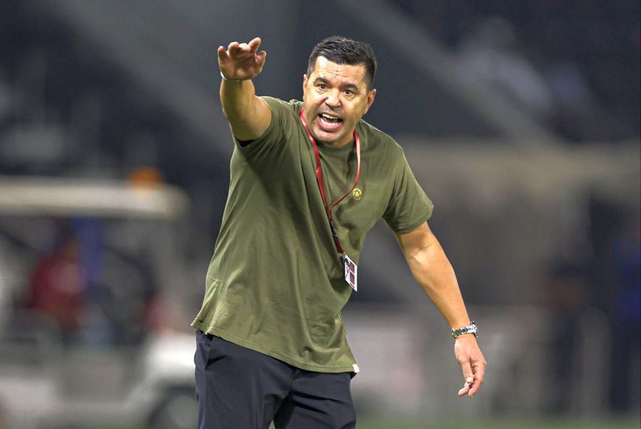 Cosmin Contra, victorie categorică pe banca lui Al Arabi. FOTO: X Cosmin Contra, pronostic la Inter - AC Milan: „Sper să nu se supere Chivu pe mine”