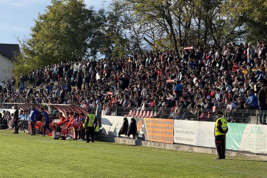 Imagine de pe stadionul din Liești, în timpul meciului cu Oțelul Grupe Cupa României Betano: Universitatea Craiova a reușit „remontada”, FCSB n-a avut emoții cu Gloria Bistrița