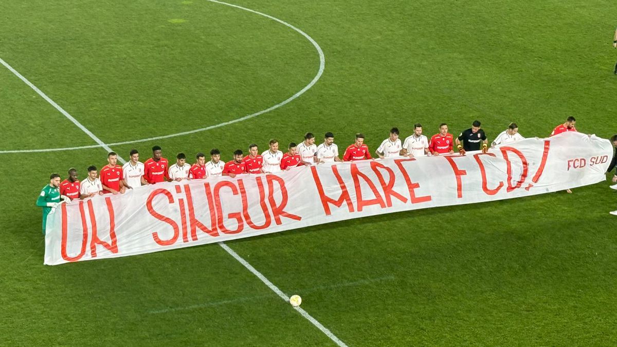 Fotbaliștii de la CS și FC Dinamo au afișat împreună mesajul galeriei + A fost primit ca un erou de „câini”