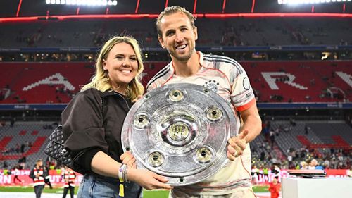 Harry și Katie Kane cu primul trofeu din cariera căpitanului Angliei: titlul în Bundesliga / Foto: Bild
