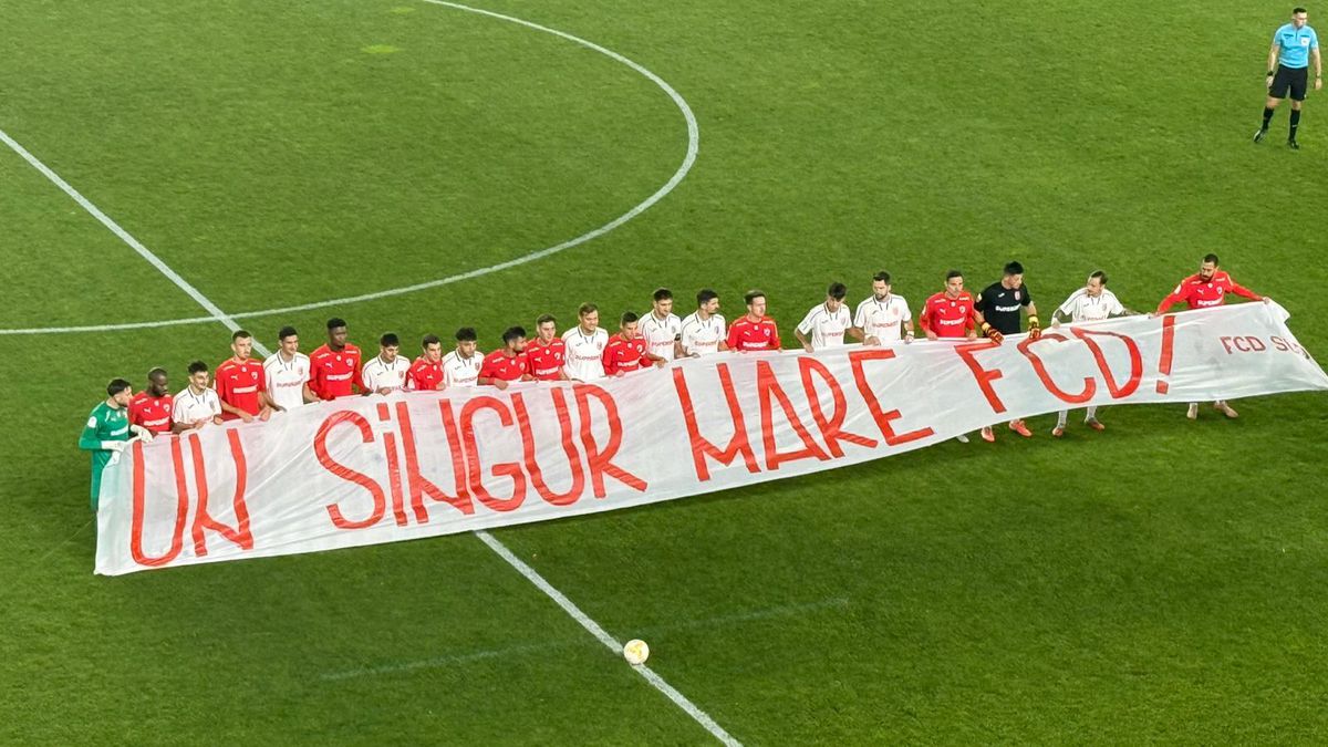 Fotbaliștii de la CS și FC Dinamo au afișat împreună mesajul galeriei + A fost primit ca un erou de „câini”