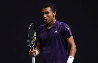 „Mingile sunt un gunoi” » Numărul 10 mondial, deranjat de calitatea mingilor de la Masters 1000 Paris: „Nu sar drept!”