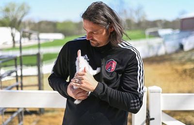 A furat un pinguin, a fost închis 101 zile și „a murit” de 3 ori pe teren » „Cel mai nebun om din fotbal”, angajat acum să ridice echipa