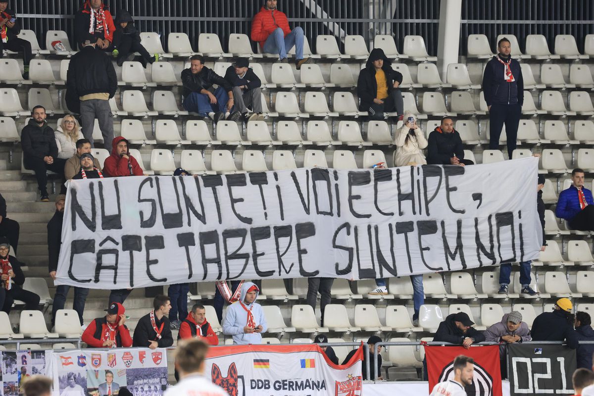 Fotbaliștii de la CS și FC Dinamo au afișat împreună mesajul galeriei + A fost primit ca un erou de „câini”