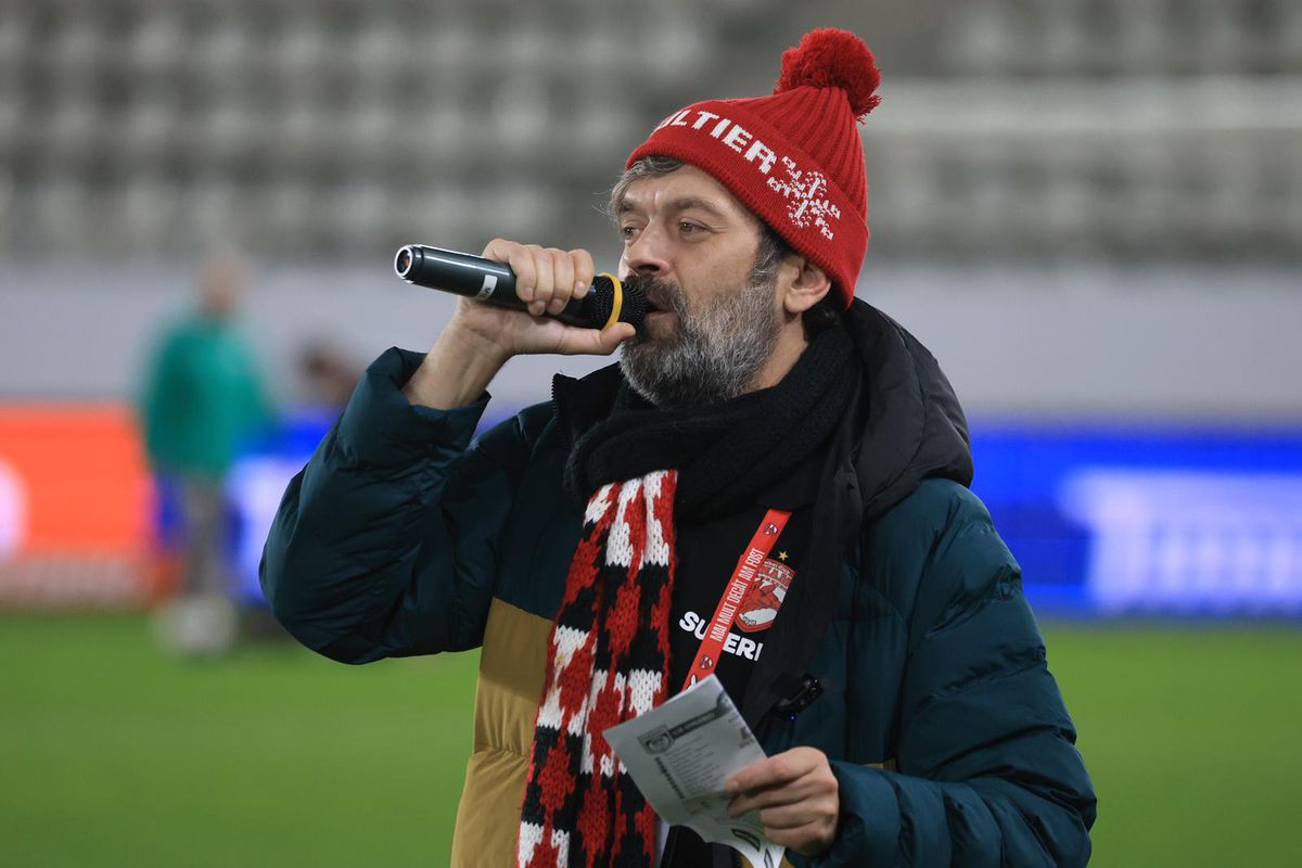 Fotbaliștii de la CS și FC Dinamo au afișat împreună mesajul galeriei + A fost primit ca un erou de „câini”