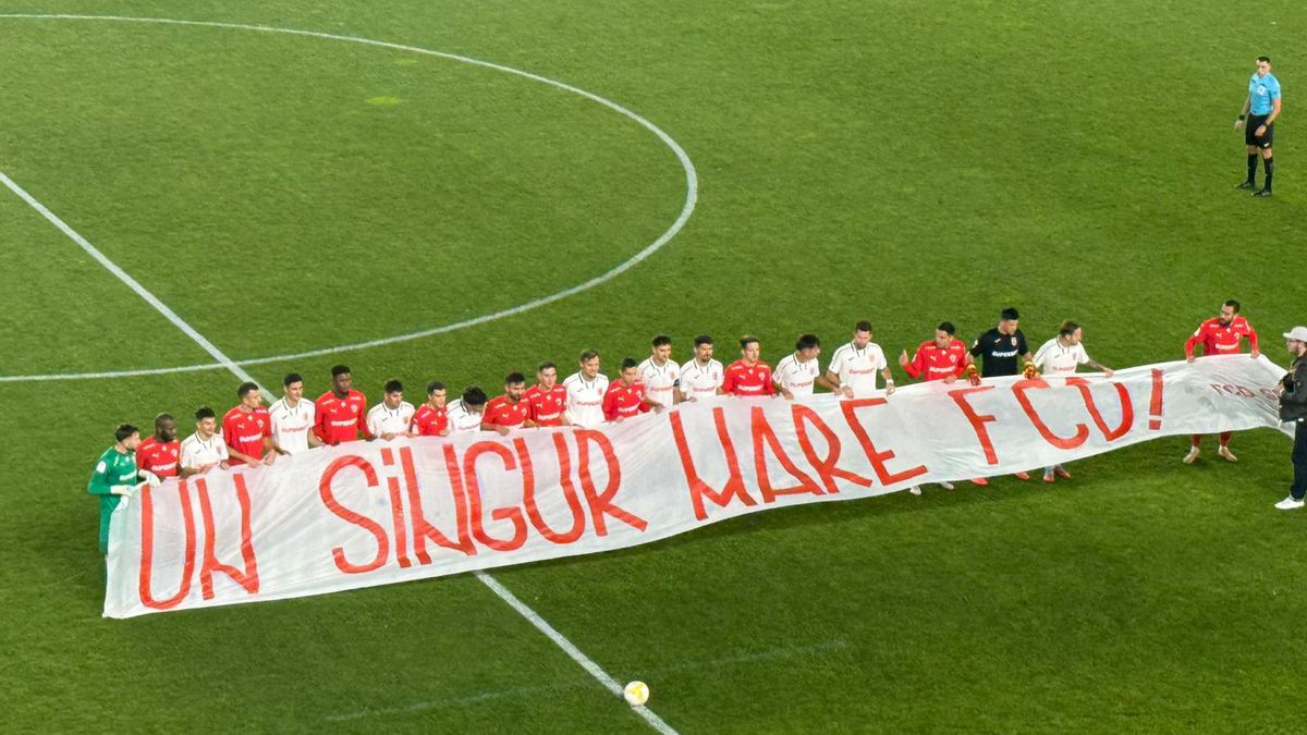 Fotbaliștii de la CS și FC Dinamo au afișat împreună mesajul galeriei + A fost primit ca un erou de „câini”