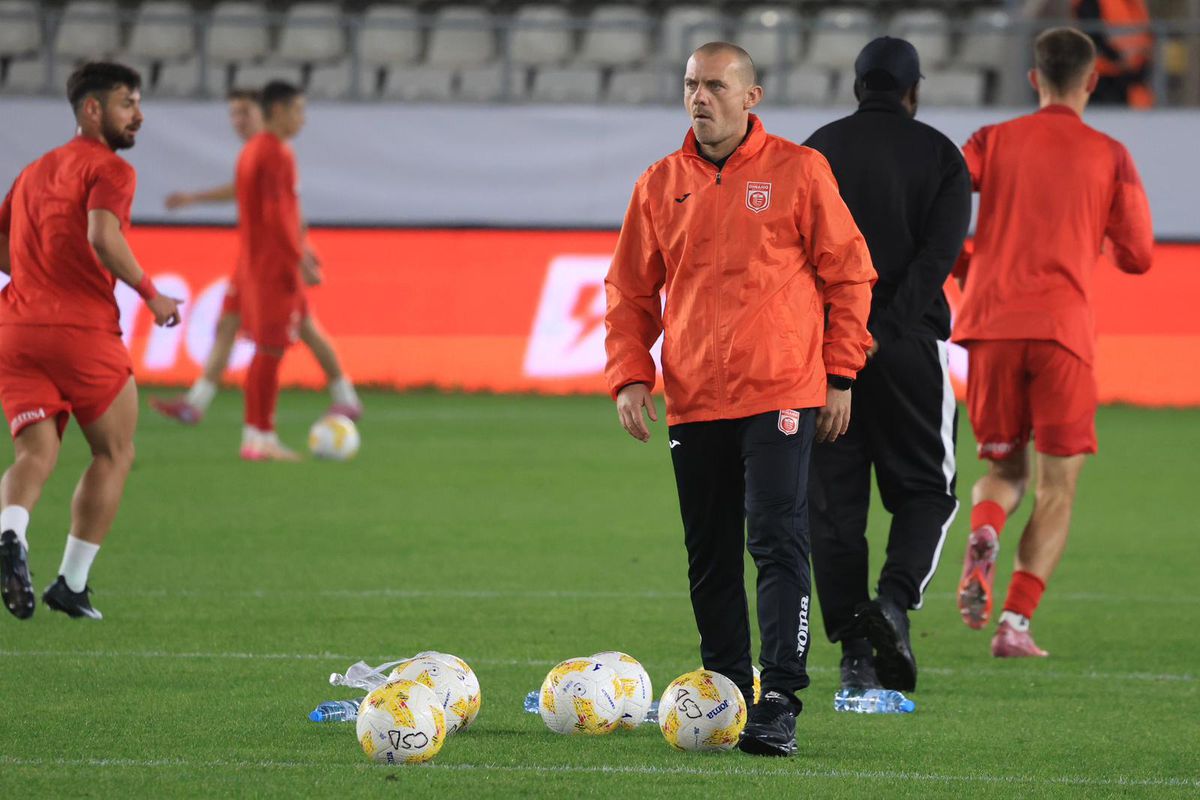 Fotbaliștii de la CS și FC Dinamo au afișat împreună mesajul galeriei + A fost primit ca un erou de „câini”