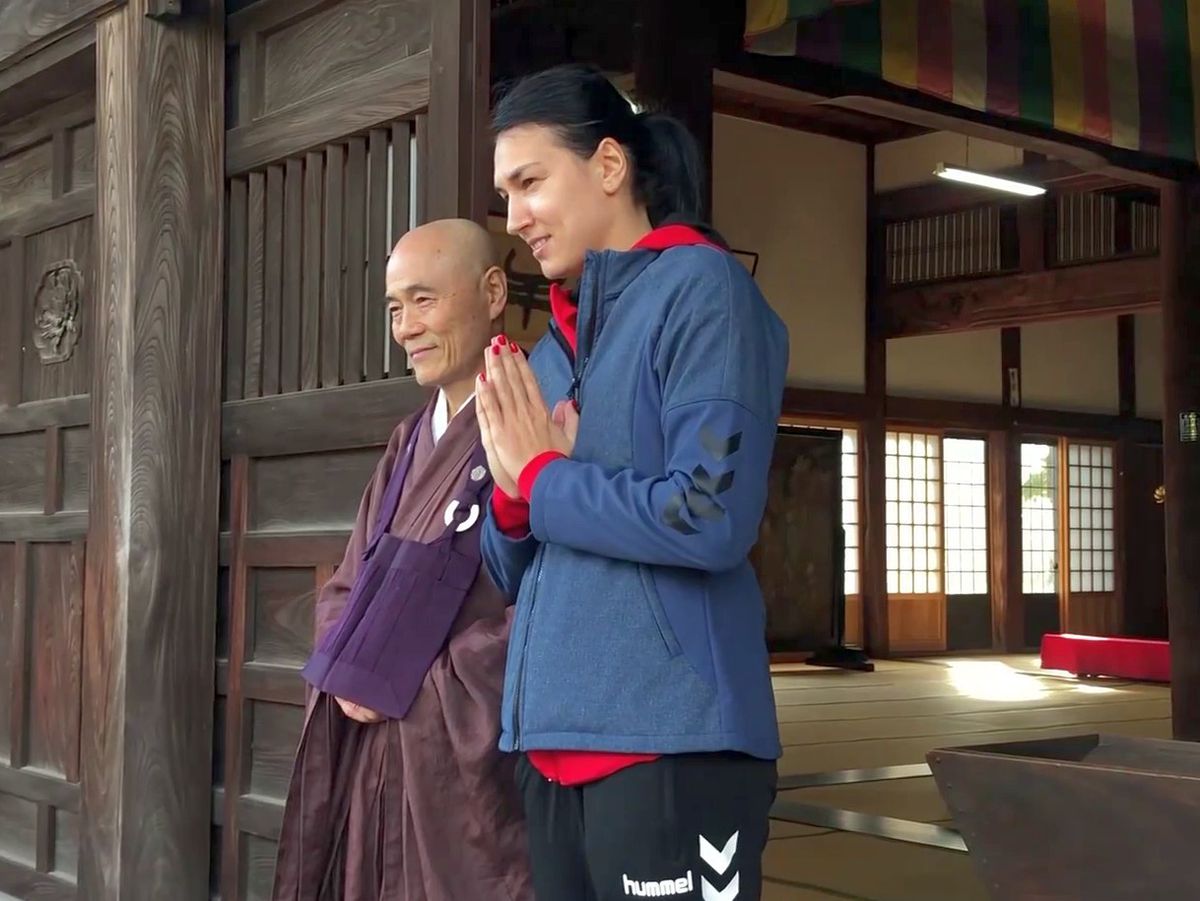 CORESPONDENȚĂ DIN JAPONIA // VIDEO Cristina Neagu, Tomas Ryde și toate fetele din echipa națională au mers la o oră de meditație la Templul Kodenji