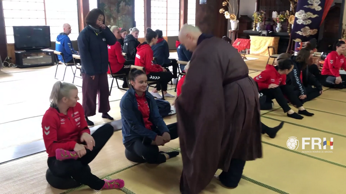 CORESPONDENȚĂ DIN JAPONIA // VIDEO Cristina Neagu, Tomas Ryde și toate fetele din echipa națională au mers la o oră de meditație la Templul Kodenji