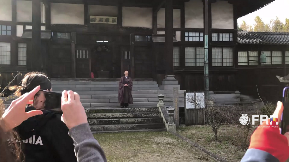 CORESPONDENȚĂ DIN JAPONIA // VIDEO Cristina Neagu, Tomas Ryde și toate fetele din echipa națională au mers la o oră de meditație la Templul Kodenji