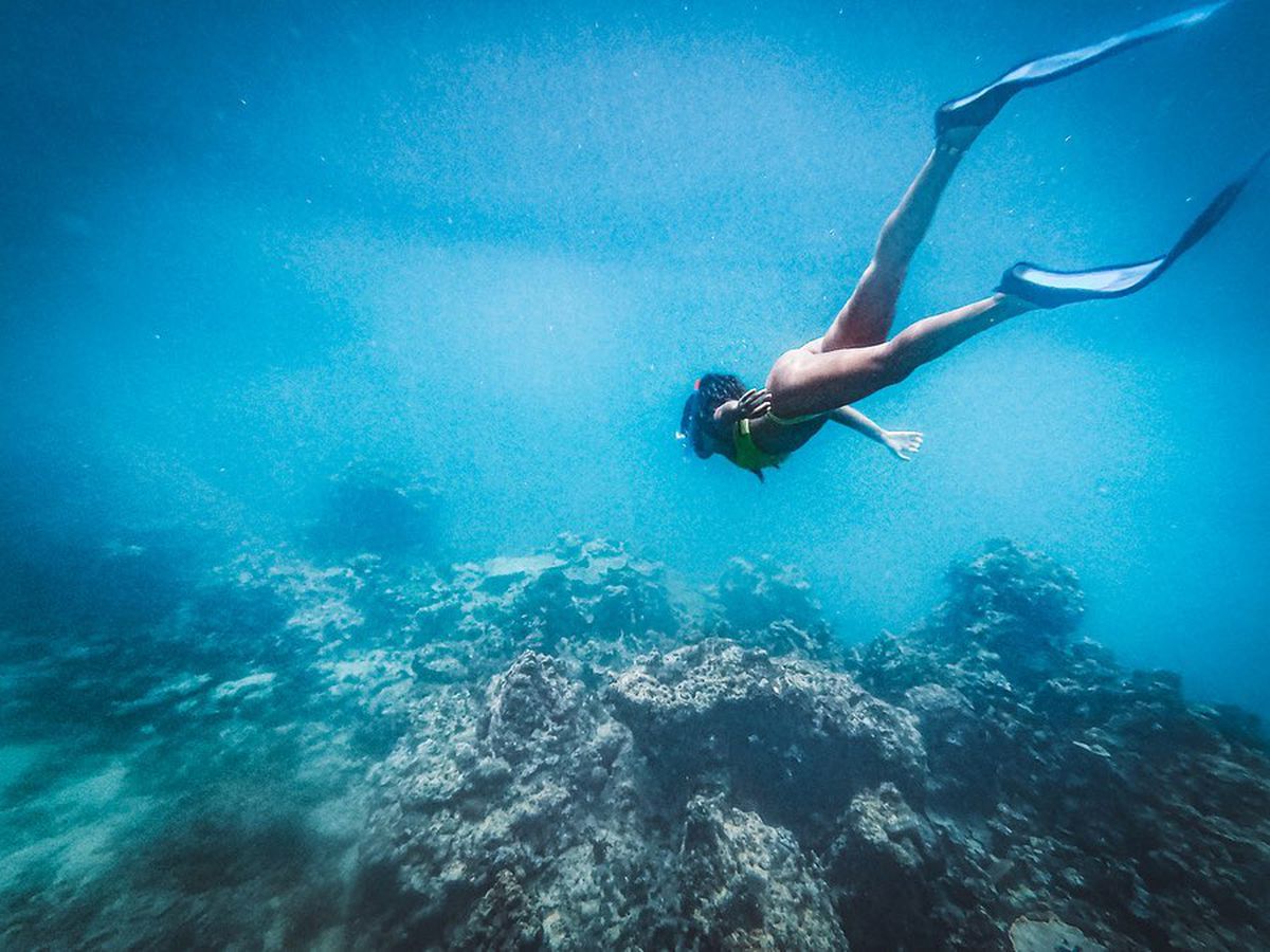 FOTO HOT A „dansat” cu rechinii: fiica unui fost fotbalist se laudă cu înotul periculos