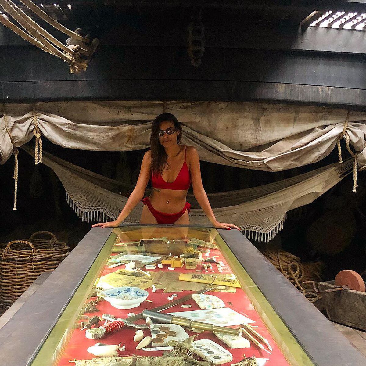 FOTO HOT A „dansat” cu rechinii: fiica unui fost fotbalist se laudă cu înotul periculos