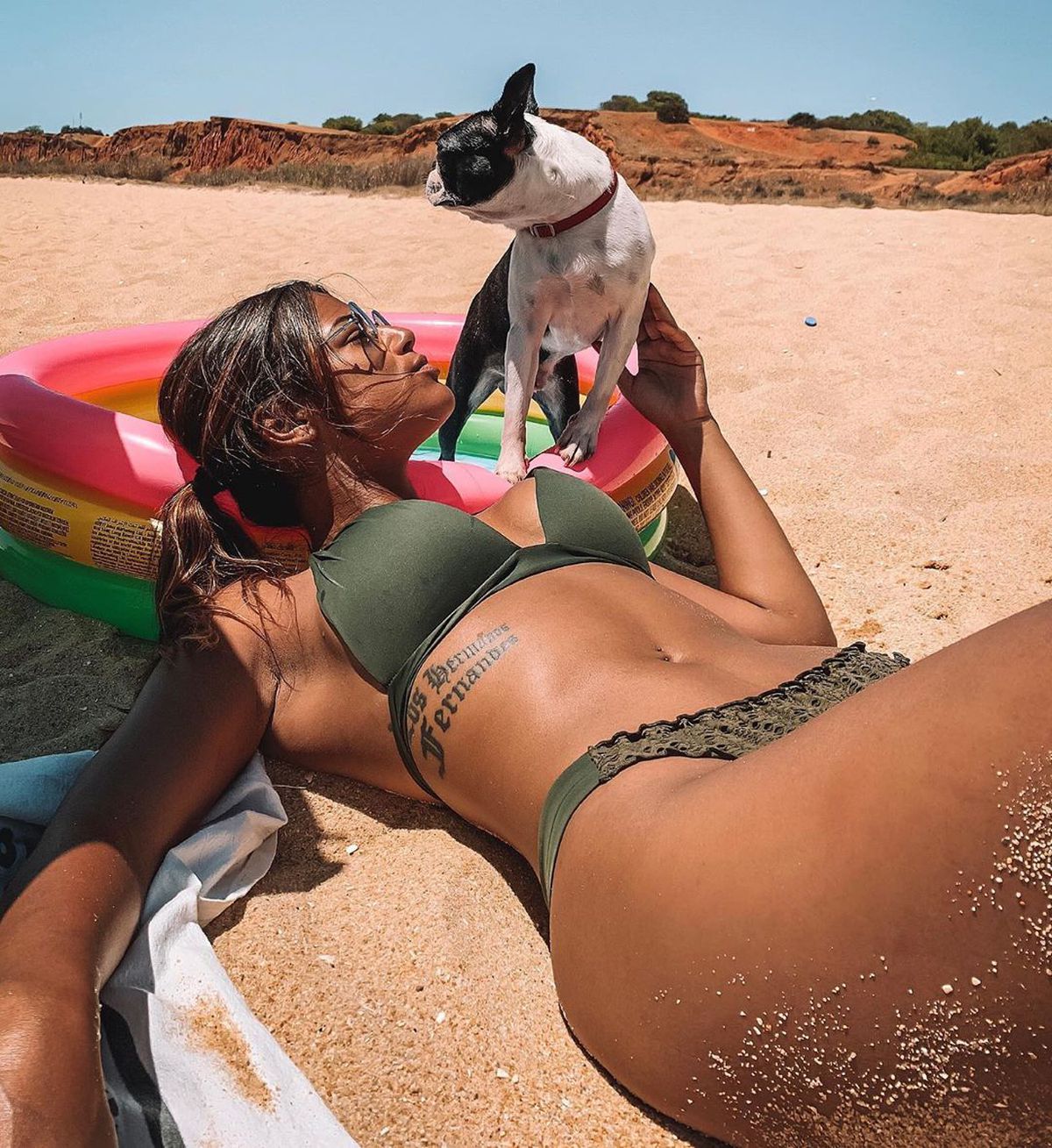 FOTO HOT A „dansat” cu rechinii: fiica unui fost fotbalist se laudă cu înotul periculos