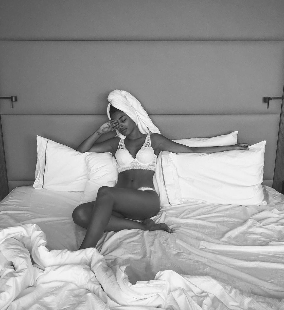 FOTO HOT A „dansat” cu rechinii: fiica unui fost fotbalist se laudă cu înotul periculos