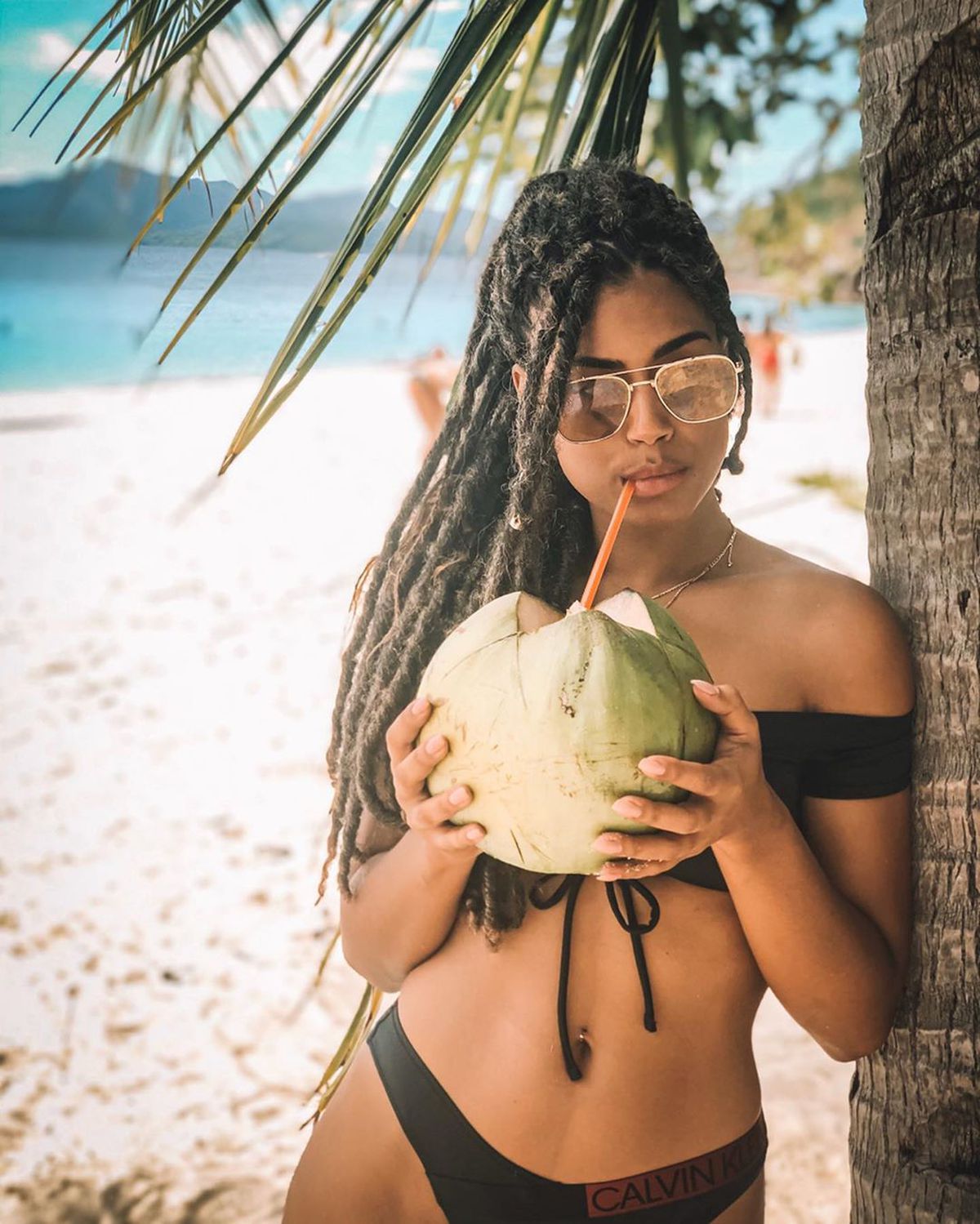 FOTO HOT A „dansat” cu rechinii: fiica unui fost fotbalist se laudă cu înotul periculos