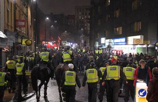 ARSENAL - EINTRACHT FRANKFURT // VIDEO Ce nebunie! Suspendați, fanii lui Frankfurt au venit, totuși, la Londra și au făcut spectacol! Cum a tratat poliția năvala nemților