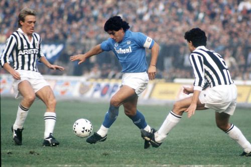 Diego Maradona, într-un meci al lui Napoli cu Juventus
foto: Imago