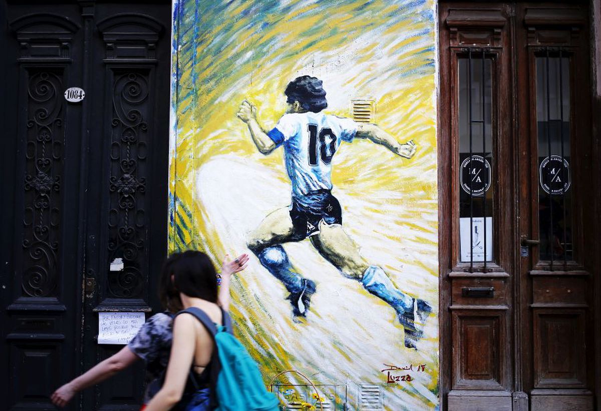 Pariul nebun făcut de George Best cu un reporter că îl va umili pe Johan Cruyff. Ce a urmat: „Ținea pumnul sus, parcă dăduse gol”