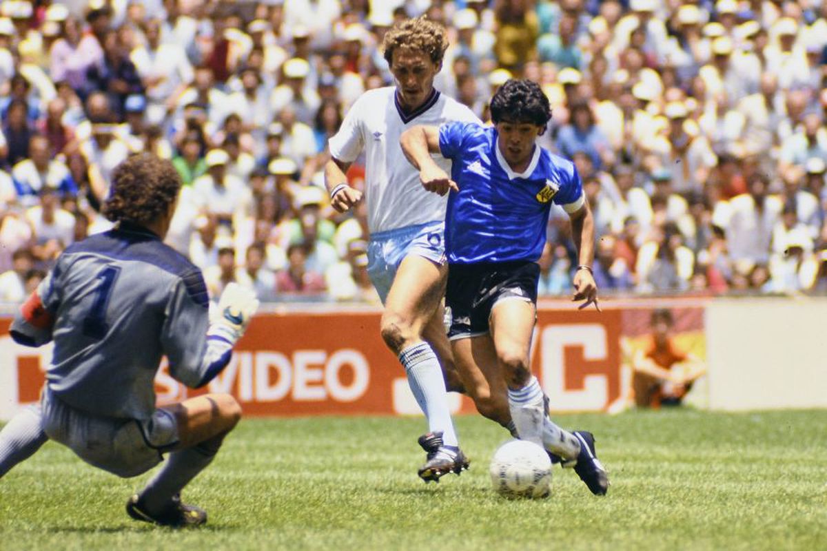 Tricoul în care Diego Maradona a făcut magie pe teren contra Angliei, în 1986, este de vânzare! Suma COLOSALĂ cerută de proprietar
