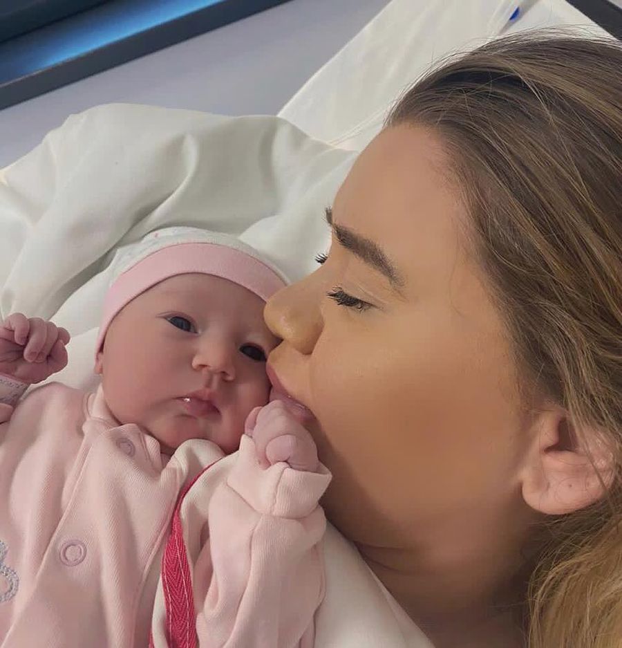 Alesia și Ava Maria Mitriță FOTO „Barbie din Bănie” l-a făcut tătic pe Alex Mitriță! „Iubita mea soție, îți mulțumesc pentru minunea pe care ai adus-o pe lume”