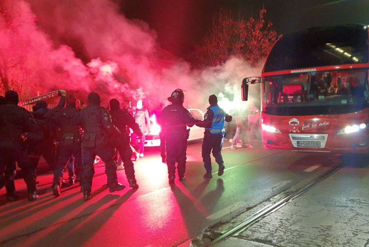 FOTO Fanii lui Dinamo s-au strâns lângă stadion, înaintea meciului cu Viitorul: „100 de oameni fac mai mult decât 10.000 de like-uri”