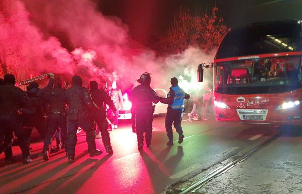 FOTO Fanii lui Dinamo s-au strâns lângă stadion, înaintea meciului cu Viitorul: „100 de oameni fac mai mult decât 10.000 de like-uri”