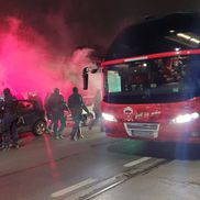 Fanii lui Dinamo s-au strâns lângă stadion, înaintea meciului cu Viitorul. foto: Vlad Nedelea (GSP)