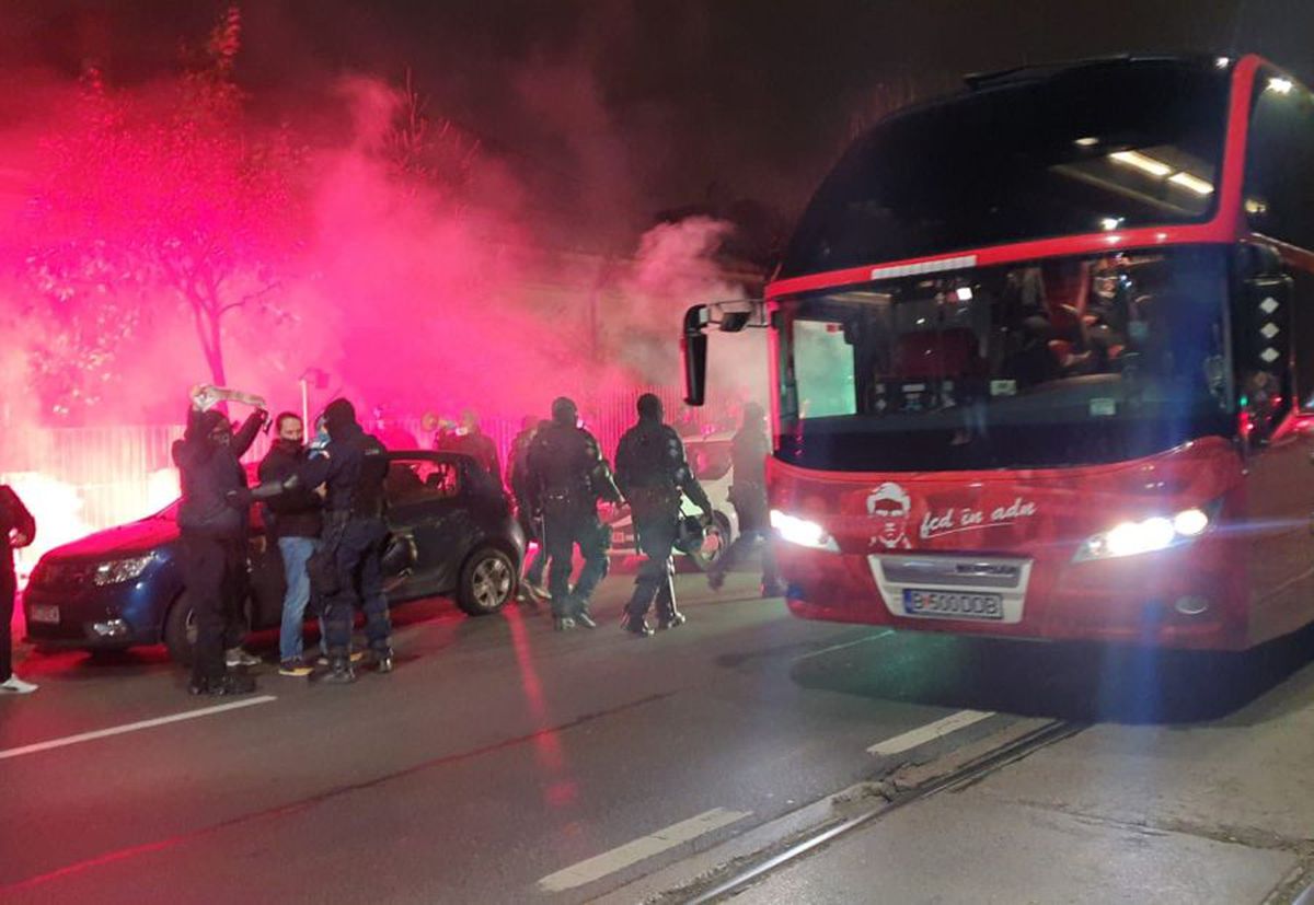 FOTO Fanii lui Dinamo s-au strâns lângă stadion, înaintea meciului cu Viitorul: „100 de oameni fac mai mult decât 10.000 de like-uri”