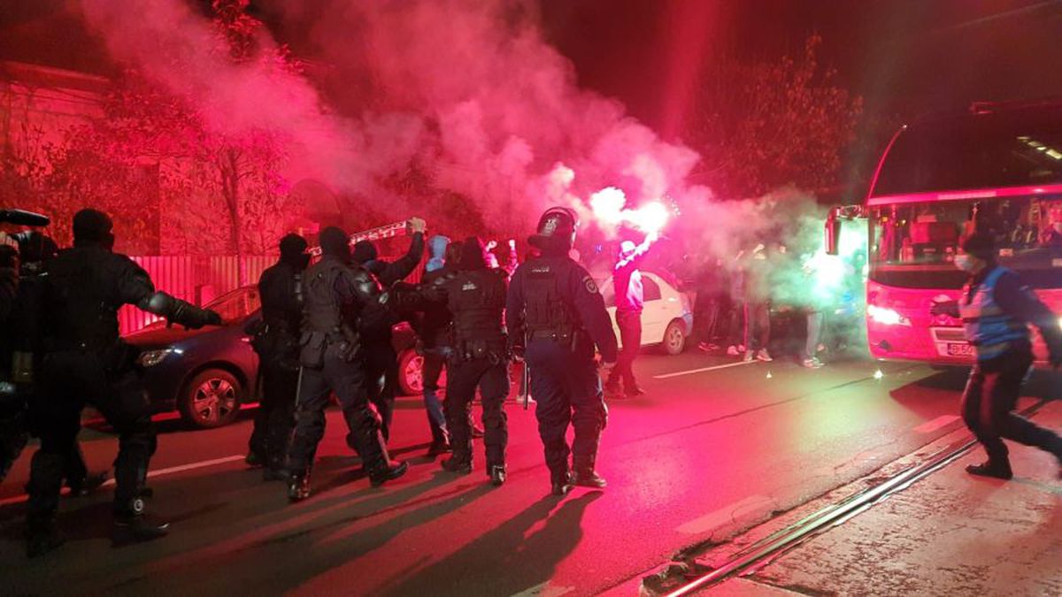 FOTO Fanii lui Dinamo s-au strâns lângă stadion, înaintea meciului cu Viitorul: „100 de oameni fac mai mult decât 10.000 de like-uri”