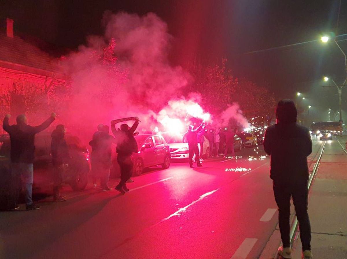 FOTO Fanii lui Dinamo s-au strâns lângă stadion, înaintea meciului cu Viitorul: „100 de oameni fac mai mult decât 10.000 de like-uri”
