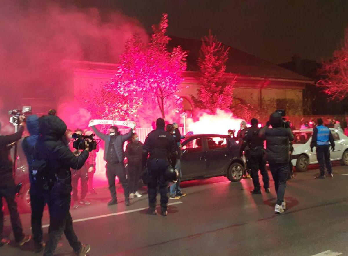 Fanii lui Dinamo s-au strâns lângă stadion, înaintea meciului cu Viitorul