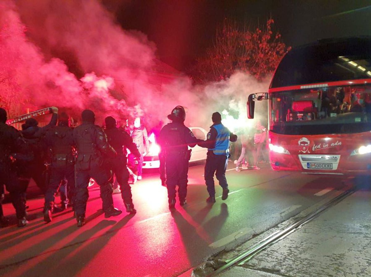 Fanii lui Dinamo s-au strâns lângă stadion, înaintea meciului cu Viitorul