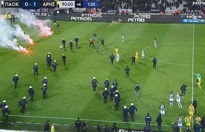 Ce au făcut stranierii în week-end » Răzvan pierde și derby-ul, după ce ultrașii au întrerupt meciul timp de 40 de minute!