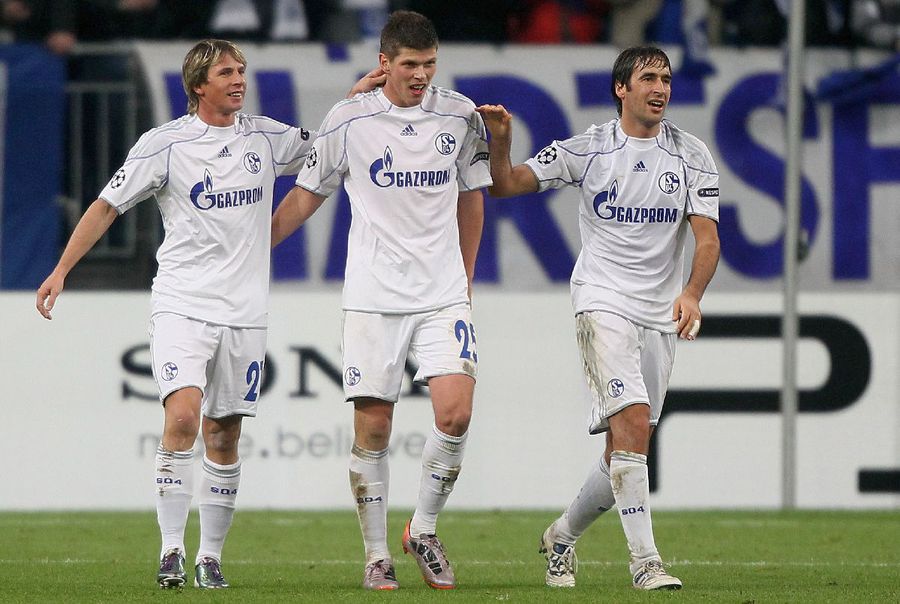Cipri Deac, în stânga, alături de vedetele Huntelaar și Raul / Sursă foto: Guliver/Getty Images „Băi române, voi luați bani fără să jucați!” » Cum s-a negociat salariul lui Deac la Schalke: „Dacă mai ziceam ceva, mă trimitea în România cu următorul avion”