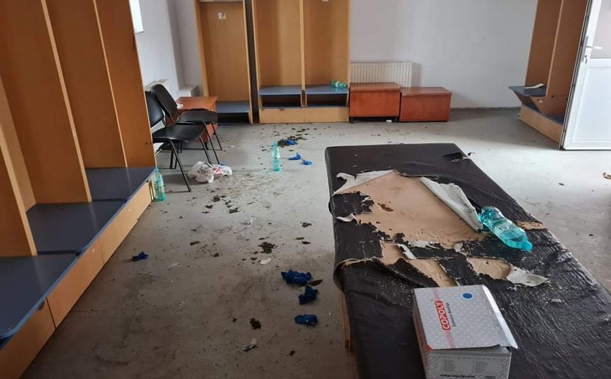 Steliștii reacționează prompt, după acuzațiile venite dinspre Poli Timișoara: „Masa era ruptă de dinainte!” + ce reclamă oamenii din jurul CSA Steaua