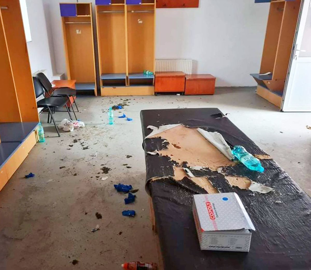 Steliștii reacționează prompt, după acuzațiile venite dinspre Poli Timișoara: „Masa era ruptă de dinainte!” + ce reclamă oamenii din jurul CSA Steaua