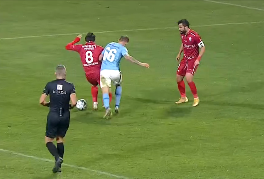 Faza la care FC Botoșani trebuia să primească „penalty” Eroare în Botoșani - Voluntari » În loc de penalty, a dat „galben” pentru simulare, apoi l-a eliminat!