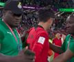 Coreea de Sud a pierdut cu Ghana, scor 2-3, la captul unui meci foarte sepcataculos. După fluierul final, unul dintre antrenorii secunzi ai echipei africane a vrut să facă o poză cu Heung Min-Son, sud-coreeanul fiind în lacrimi/ foto: captură Twitter