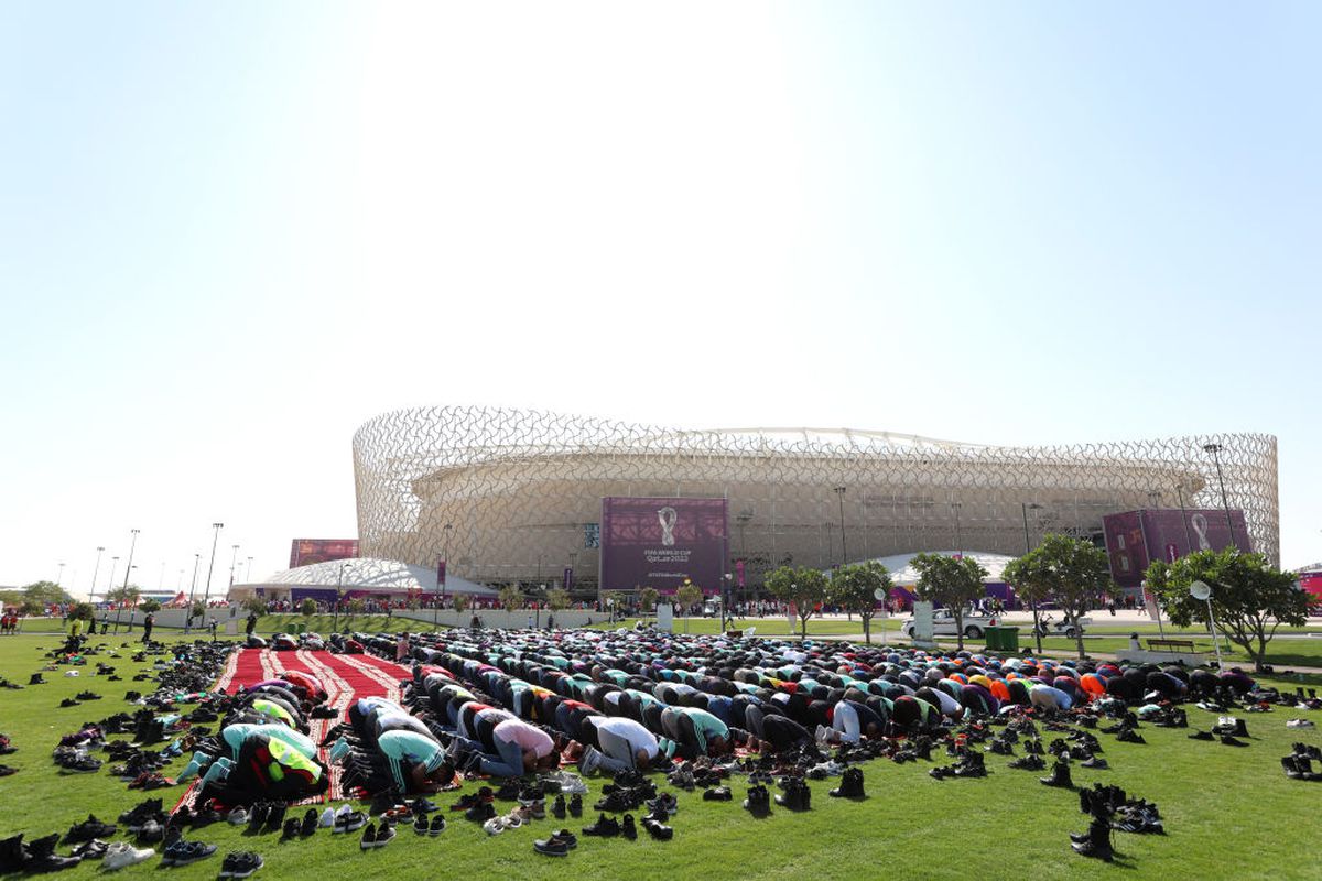 Imagini aparte de la Mondial » Fanii musulmani au pus fotbalul pe pauză. Ce făceau în timpul meciului
