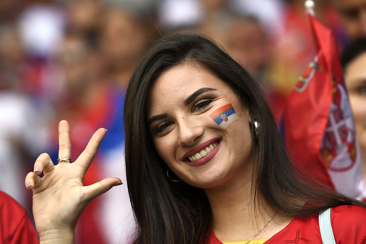 Au întors toate privirile la Camerun - Serbia » Apariții classy în tribunele de pe „Al Janoub Stadium”