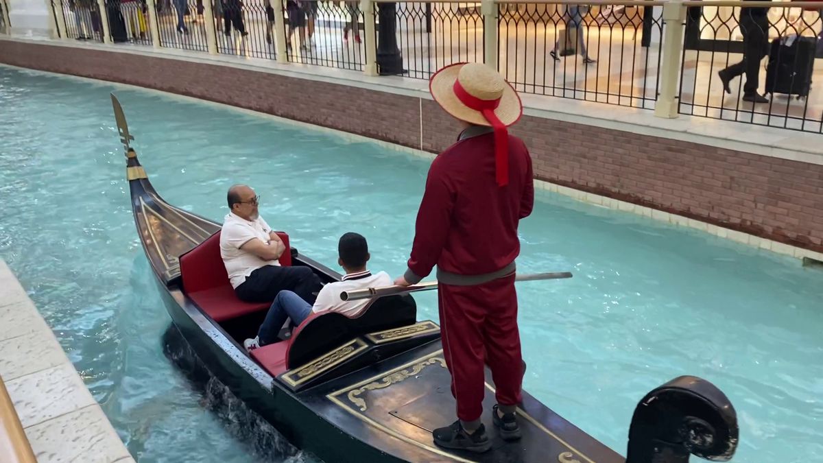 Te plimbi cu gondola prin mall și faci shopping » Imagini senzaționale surprinse de reporterii GSP în Qatar