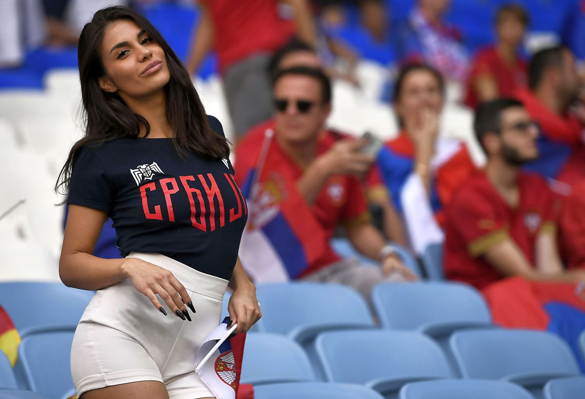 Au întors toate privirile la Camerun - Serbia » Apariții classy în tribunele de pe „Al Janoub Stadium”