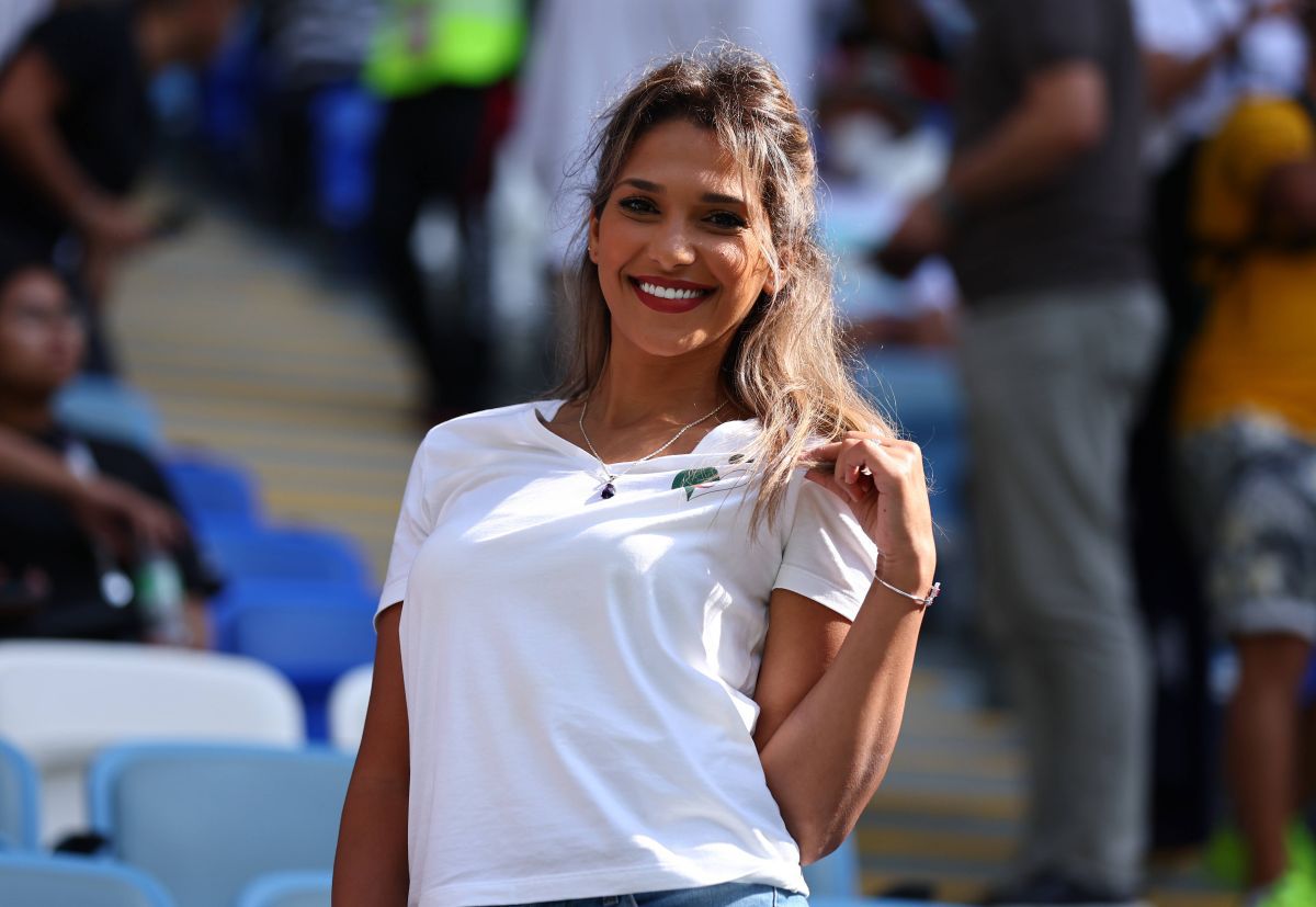 Au întors toate privirile la Camerun - Serbia » Apariții classy în tribunele de pe „Al Janoub Stadium”