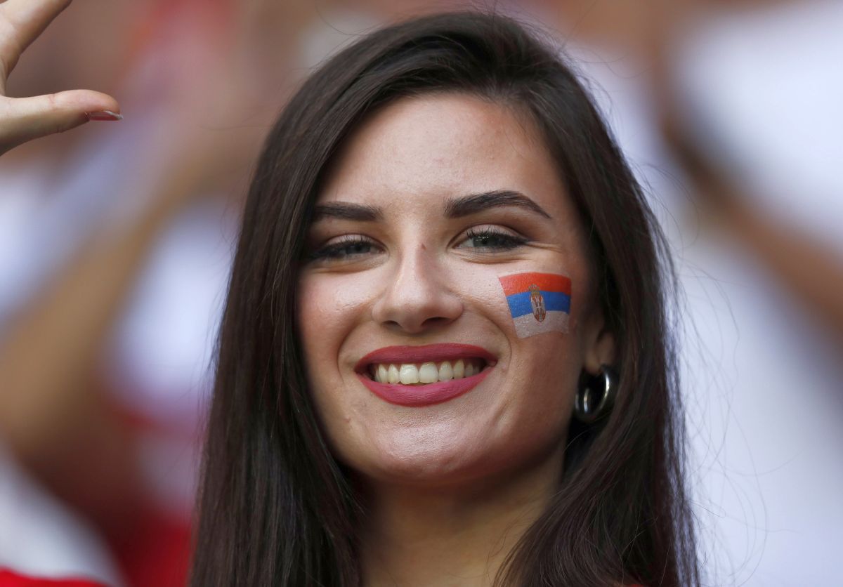 Au întors toate privirile la Camerun - Serbia » Apariții classy în tribunele de pe „Al Janoub Stadium”