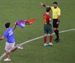 Un spectator a invadat terenul în Portugalia - Uruguay pentru a transmite 3 mesaje