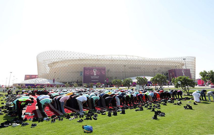 Fanii musulmani prezenți la Campionatul Mondial au luat o pauză vineri de la fotbal și s-au rugat în fața stadionului „Ahmad Bin Ali”, arena care a găzduit partida Țara Galilor - Iran 0-2.